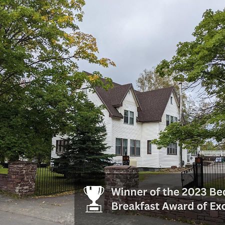 Hill Road Manor Bed & Breakfast 그랜드 폴스 - 윈저 외부 사진