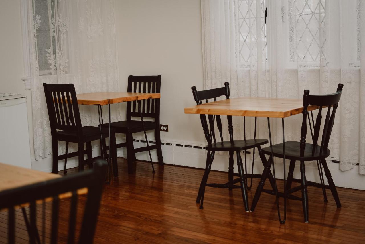 Hill Road Manor Bed & Breakfast 그랜드 폴스 - 윈저 외부 사진