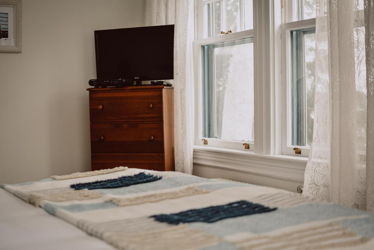 Hill Road Manor Bed & Breakfast 그랜드 폴스 - 윈저 외부 사진