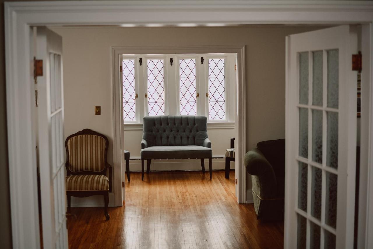Hill Road Manor Bed & Breakfast 그랜드 폴스 - 윈저 외부 사진