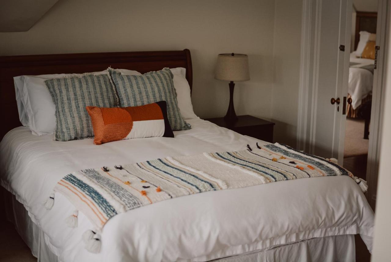 Hill Road Manor Bed & Breakfast 그랜드 폴스 - 윈저 외부 사진